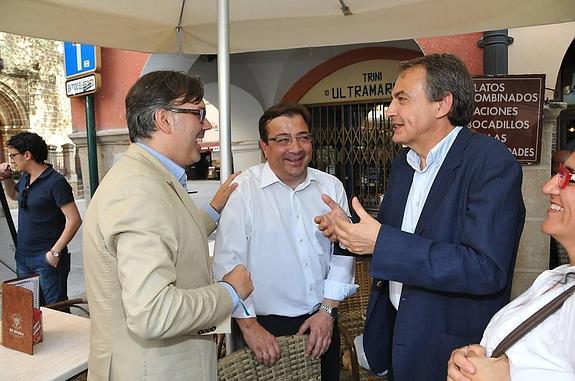 Fernando Pizarro, alcalde de Plasencia, charla con Guillermo Fernández Vara y José Luis Rodríguez Zapatero. :: palma