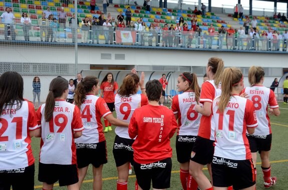 Las jugadoras del Santa Teresa aplauden a sus incondicionales tras el último partido de liga jugado en El Vivero.:: Casimiro Moreno