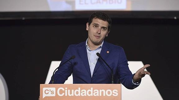 Albert Rivera -en la imagen, en Alcalá de Henares- protagoniza el vídeo de Ciudadanos dep rincipio a fin. 