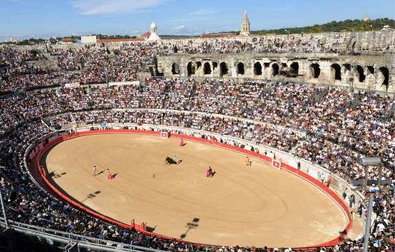 Vista aérea del ruedo ovalado del coliseo romano que acoge la plaza de toros de Nimes. :: hoy
