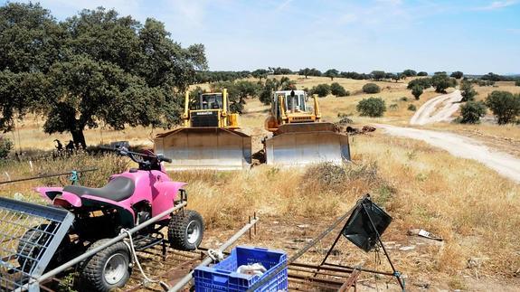 Máquinas aparcadas de las obras del AVE del tramo San Rafael-Cuarto de la Jara, cerca de Mérida