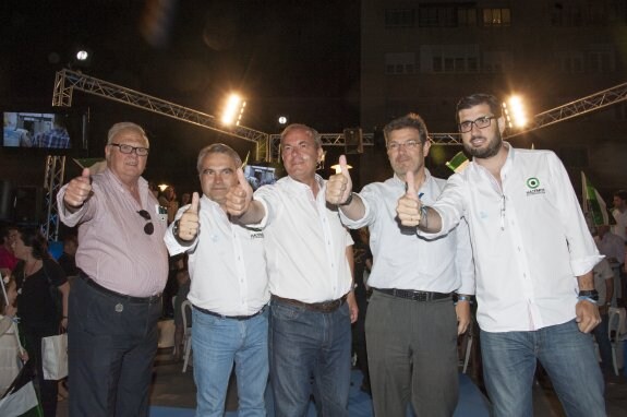 Celdrán, Fragoso, Monago, Catalá y Sánchez hacen el gesto elegido por el PP para esta campaña. :: Pakopí