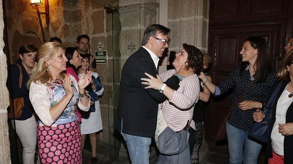 Fernando Pizarro recibe la felicitación de una simpatizante anoche en el Parador de Plasencia. 