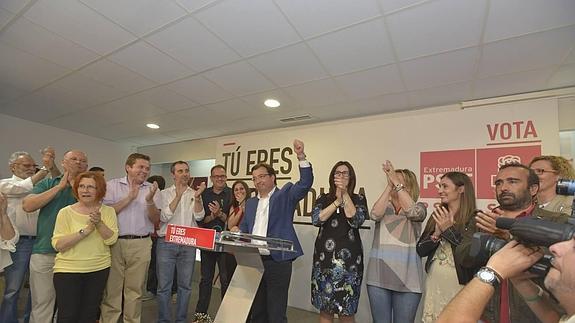 Guillermo Fernández Vara comparece ante los medios tras conseguir que el PSOE sea la lista más votada en Extremadura