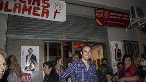 Miguel Ángel Fuentes celebrando los resultados en la sede socialista la pasada noche..:N.R.T