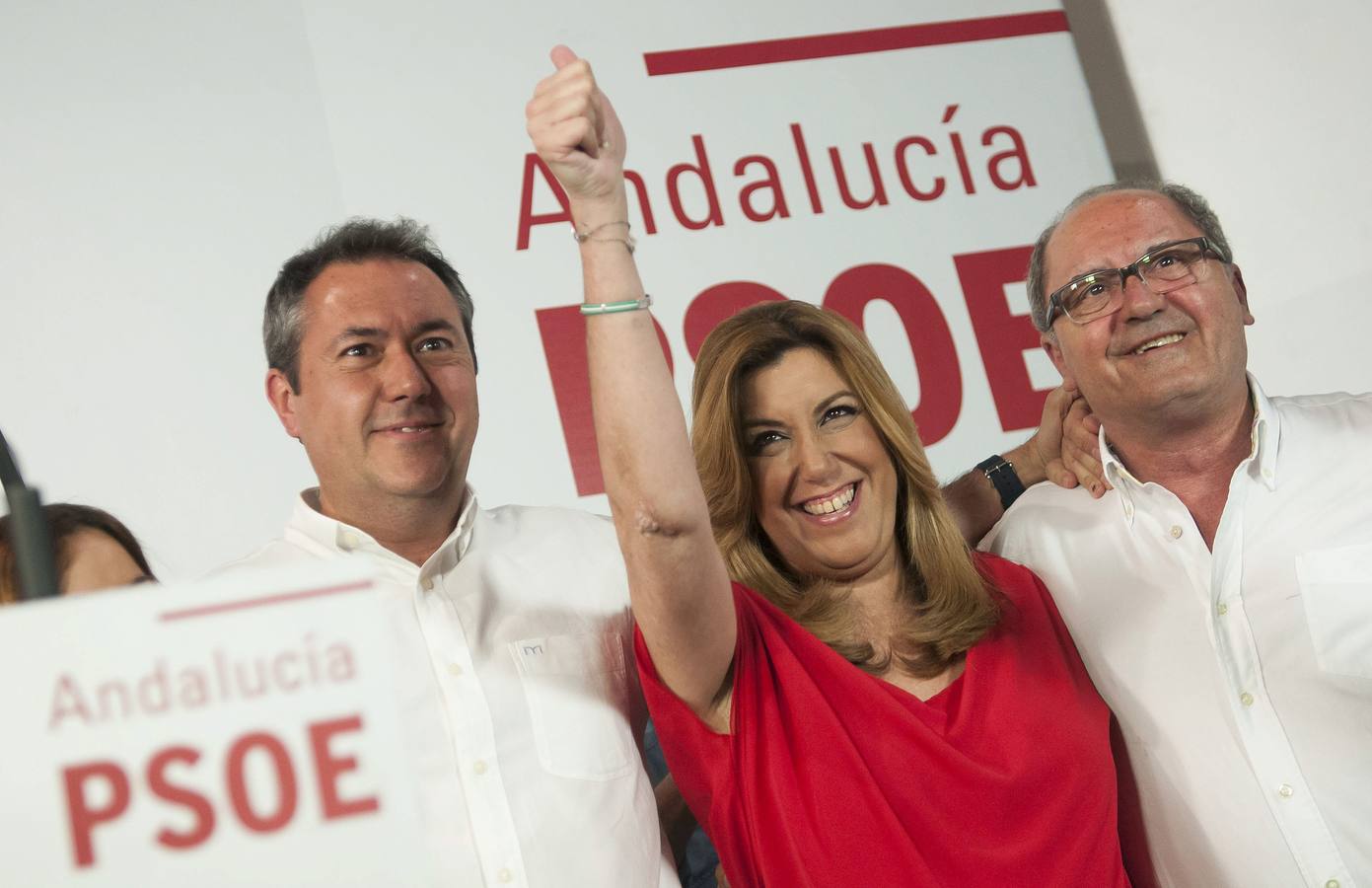 Susana Díaz celebrando la victoria del candidato socialista a la Alcaldía de Sevilla.