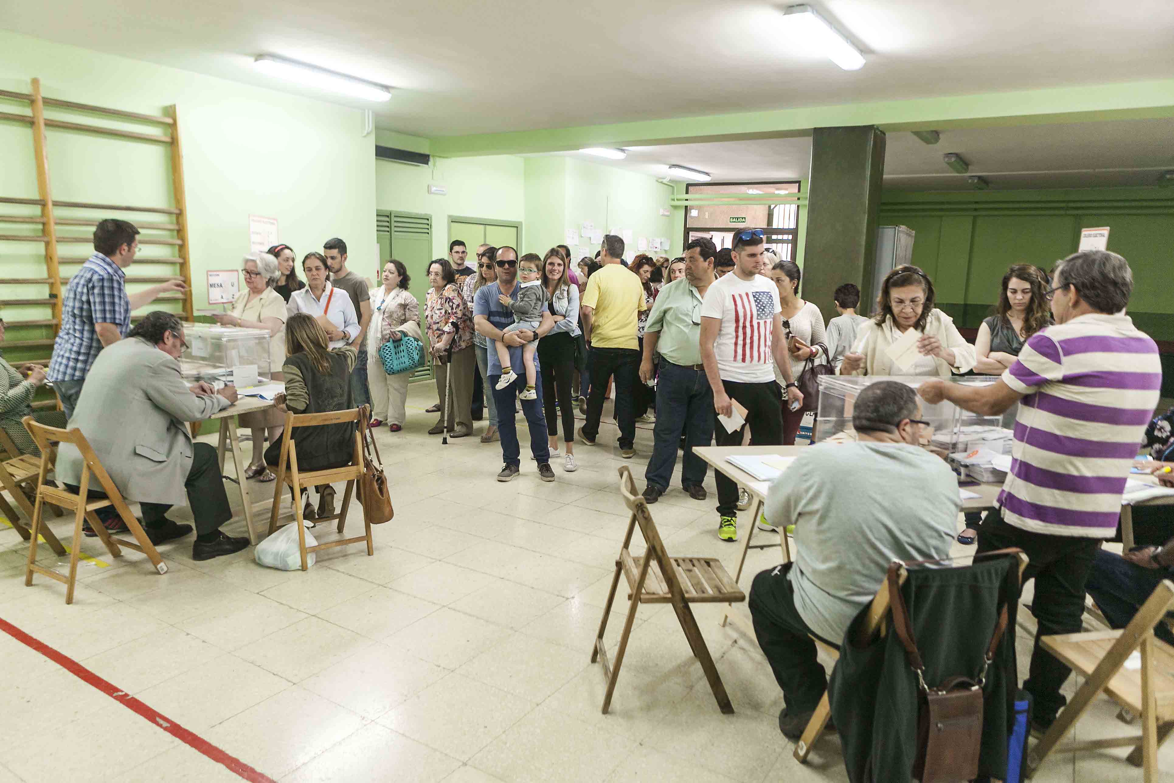 Ciudadanos cacereños ejercen su derecho al voto en el colegio Nuestra Señora de la Montaña