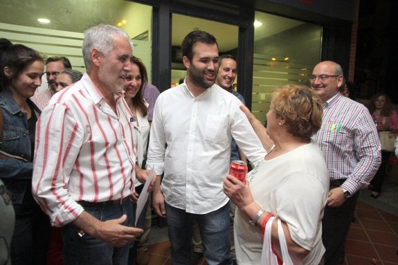 Salaya, en el centro, en la noche electoral. :: ARMANDO MÉNDEZ