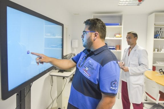 Alberto Fernández se somete a la prueba de rapidez visual en el Clínica Sánchez Trancón. :: j. v. arnelas