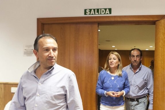 Laureano León con Nevado y Sánchez Duque la noche electoral. :: j.r.