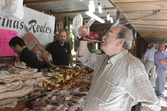 Muchos expositores de Cánovas ofrecen degustaciones. :: l. cordero