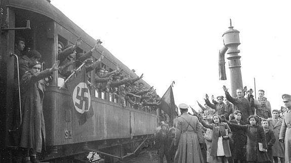 Miembros de la división azul parten en un tren alemán:: HOY