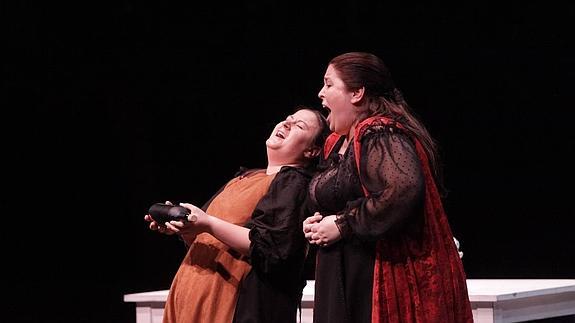 Momento de la representación de 'Juego de Damas' anoche en la plaza de las Veletas. 