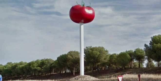 Rotonda adornada con un tomate en Miajadas (Cáceres). 