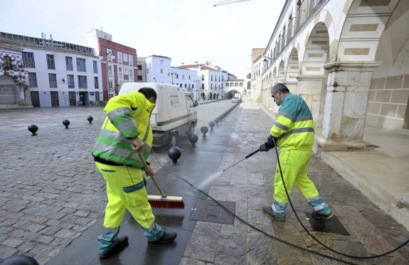Dos operarios de limpieza trabajan en la Plaza Alta. :: hoy