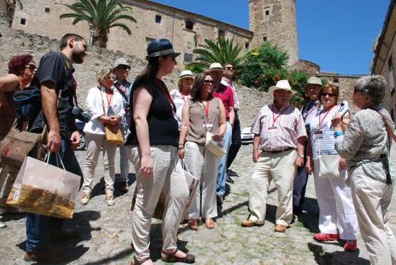 Participantes ene el encuentro en una visita guiada. :: JSP