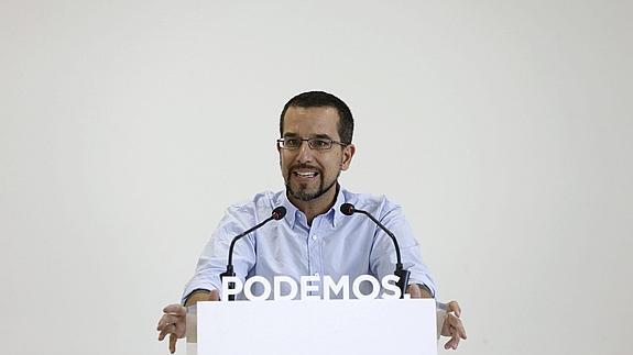 El secretario de Organización de Podemos, Sergio Pascual, durante la rueda de prensa ofrecida hoy en la sede de la formación, en Madrid