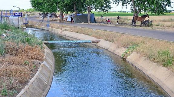 El asentamiento se encuentra junto al Canal de Lobón, que no tiene ningún tipo de protección