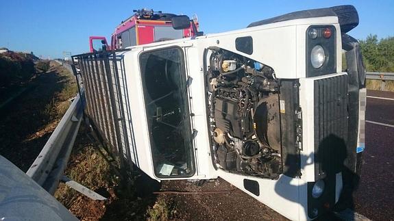 Un vehículo embiste a un coche de la Guardia Civil que actuaba  en un accidente en la A-5