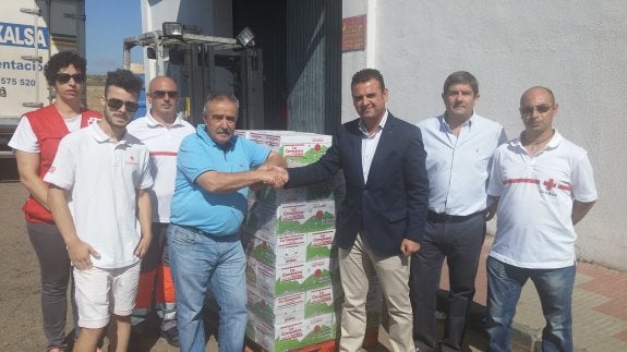 Chamizo y Bordallo durante la entrega ayer de la leche. :: f. h.