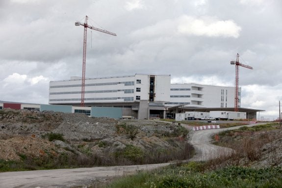 Estado de las obras del hospital a mediados del año 2013, posteriormente se quitaron las grúas ante la falta de actividad. :: hoy