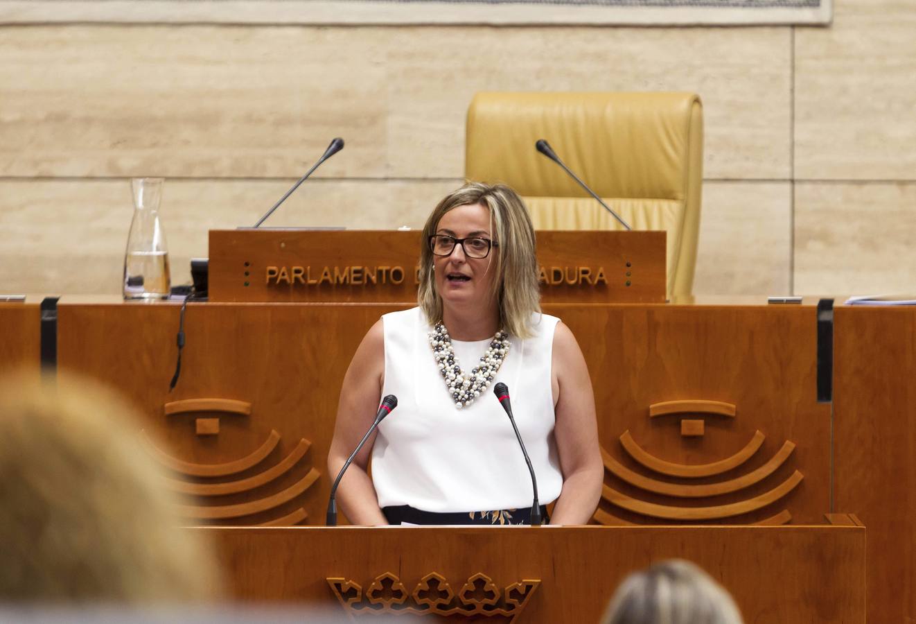 blanca Martín, nueva presidenta de la Asamblea, anuncia recortes en sueldos y eventuales.