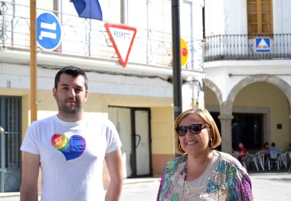 David Luceño y Consuelo León, delante de las señales. :: a.c.