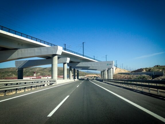 Uno de los viaductos del corredor de AVE Madrid-Levante en la provincia de Alicante. :: a. ferreras