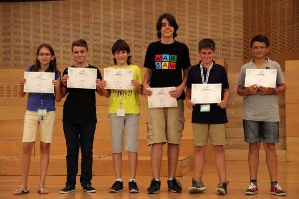 Sara, junto a otros estudiantes que obtuvieron mención de honor. 