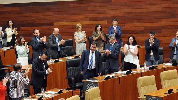 Guillermo Fernández Vara, en el centro, recibe el aplauso de compañeros de su grupo tras ser elegido presidente de la Junta de Extremadura, ayer::