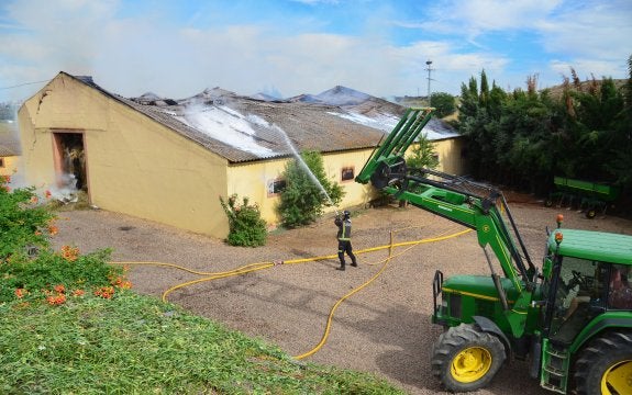 Los bomberos temían que la nave se viniera abajo. :: c. moreno