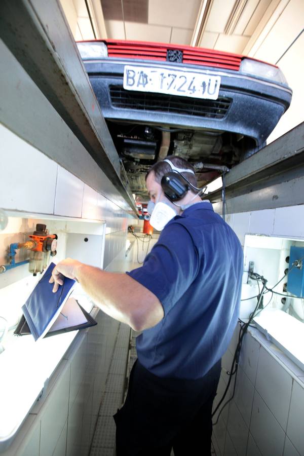 Un operario en plena revisión de la ITV en Cáceres