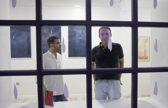 Miguel Fernández Campón, comisario de la muestra, junto al artista Andrés Talavero, que expone hasta el 12 de juio en Belleartes. :: a. méndez