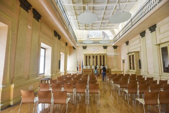 Salón de actos del edificio actualmente ocupado por el Consejo Consultivo de Extremadura. :: j. v. arnelas