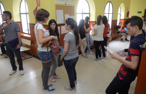 Alumnos en los pasillos de la Escuela Oficial de Idiomas de Badajoz. :: hoy