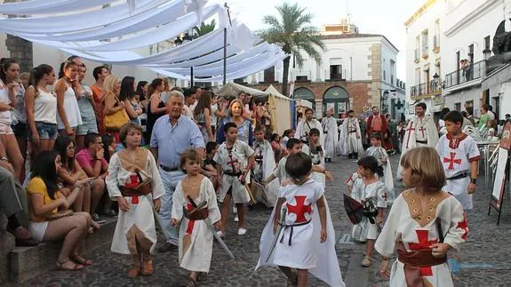 Vecinos en el desfile inaugural del XI Festival Templario.
