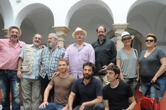 El elenco al completo que da forma a la obra que dirige Mario Gas, junto a parte del equipo artístico. :: BRÍGIDO