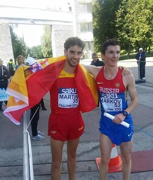 Álvaro Martín y el ruso Nikolay Markov, ganador de la prueba:: JAVIER BERMEJO
