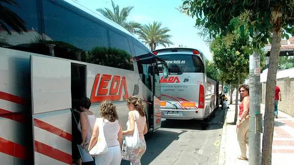 Funcionarios utilizando el transporte público para acudir a sus puestos de trabajo:: HOY