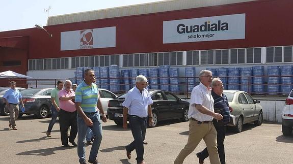 Un grupo de cooperativistas se dirigen a la asamblea extraordinaria de Acorex de ayer.