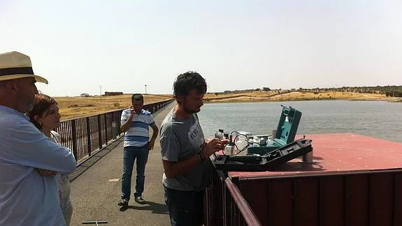 Imagen de la toma de aguas que se realizó esta semana en el pantano de Molano para detectar el problema.