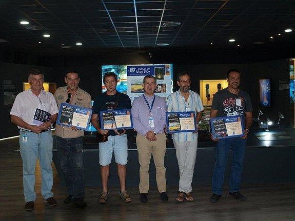 Los ganadores, con responsables de la central de Almaraz. :: HOY