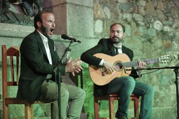 Un momento de la actuación de Manuel Pajares. :: lorenzo cordero