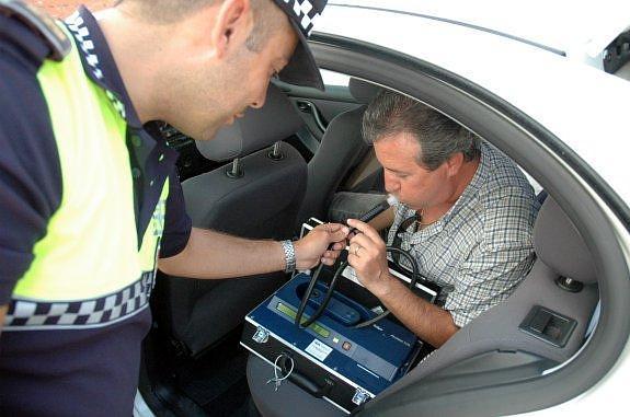 Dos policías locales prueban un modelo de etilómetro, hace varios años. :: hoy
