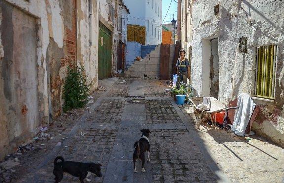 El tramo de la calle Encarnación hacia Luis de Morales donde han roto el muro. :: casimiro moreno