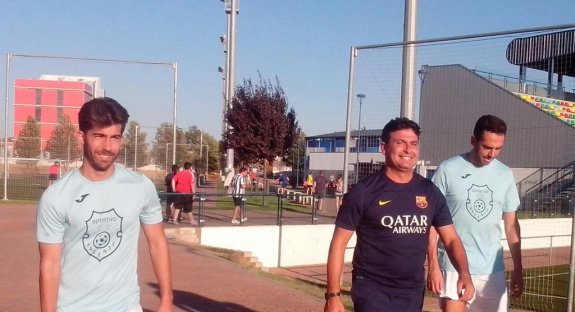 Sito, el técnico Macarro y Javi Pérez se dirigen hacia la primera sesión de la temporada el lunes en El Vivero. :: deportivo pacense