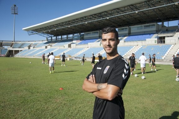 Carreño posa sobre el césped del Nuevo Vivero durante el entrenamiento de ayer. :: Pakopí