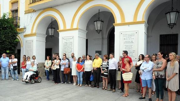 Minuto de silencio por las niñas de Pontevedra frente al Ayuntamiento de Mérida