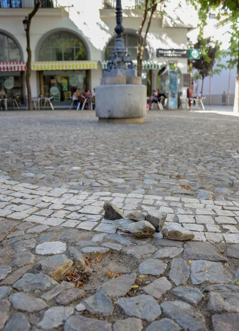 Adoquines sueltos en la plaza de López de Ayala. :: casimiro moreno