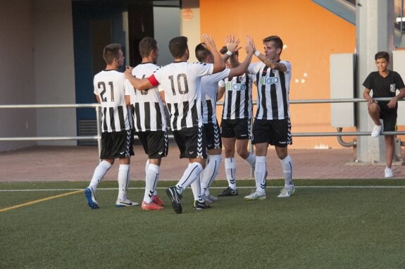 Los jugadores del CD Badajoz celebran un gol de Abraham Pozo ante el Deportivo Pacense. :: Pakopí